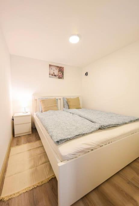 1 Bedroom Flat In Nyar Str., Central Budapest Eksteriør bilde