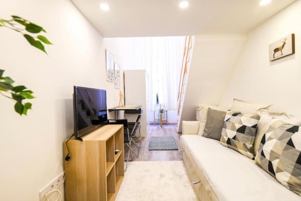1 Bedroom Flat In Nyar Str., Central Budapest Eksteriør bilde